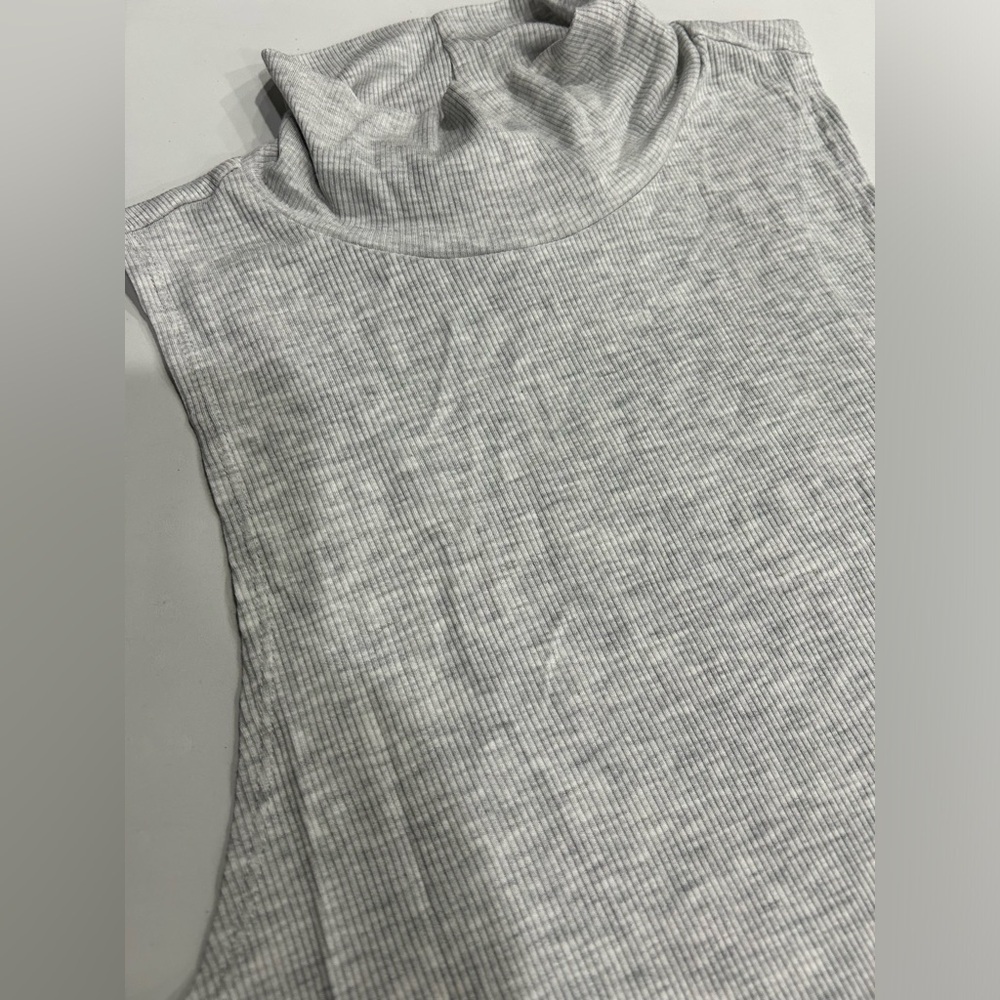 Vuori Women's Medium Cove Funnel Neck Tank Light Heather Grey NWT Stretch Knit - Picture 2 of 6
